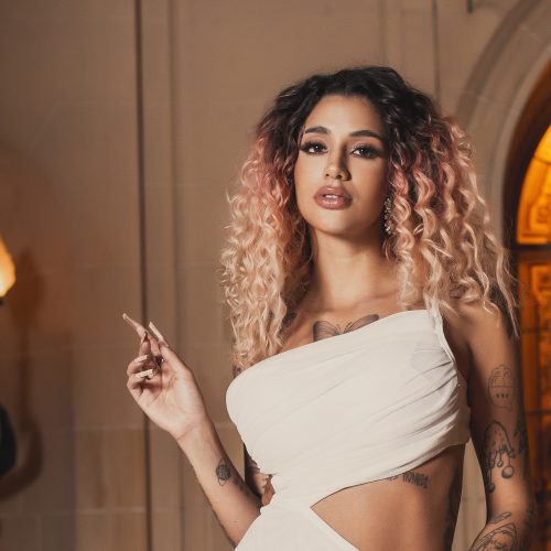 Confirmada para o The Town, Azzy anuncia novo EP e comemora sucesso em Vai Na Fé