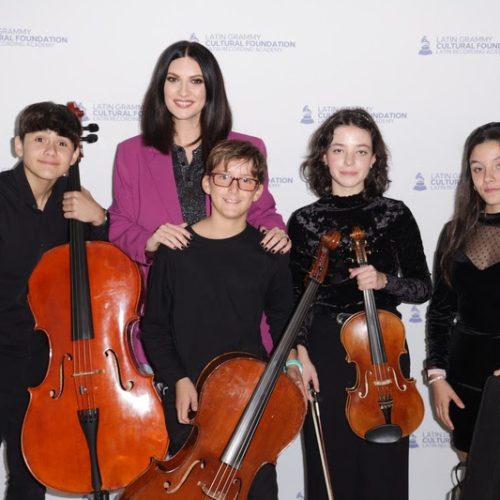 Latin GRAMMY: Laura Pausini se une ao programa Latin Grammy nas escolas™