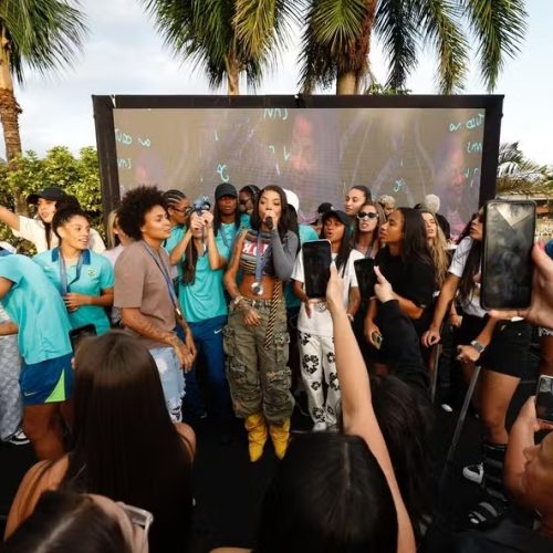 Ludmilla anima festa de recepção da seleção Brasileira Feminina no Rio de Janeiro