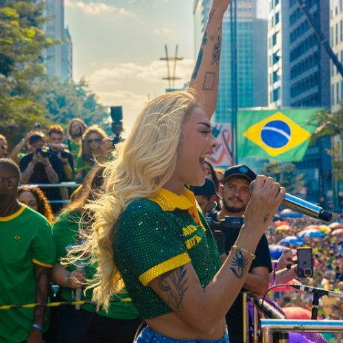 Pabllo Vittar estreia emocionante performance ao vivo de “São Amores”, gravada durante a Parada LGBTQIA+ de São Paulo