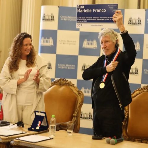 Roger Waters presta homenagem a Marielle Franco e recebe medalha de honra no RJ